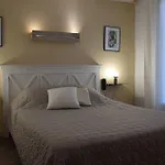 Hotel Le Grillon 2*