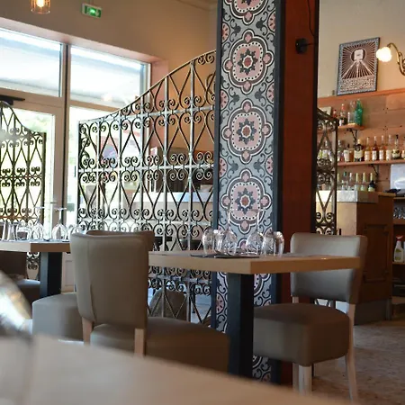 Le Grillon 2* LʼÎle-Rousse