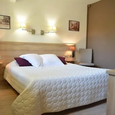 Le Grillon 2* LʼÎle-Rousse