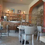 Le Grillon Hotel