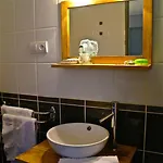 Le Grillon Hotel