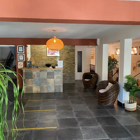 Le Grillon Hotel