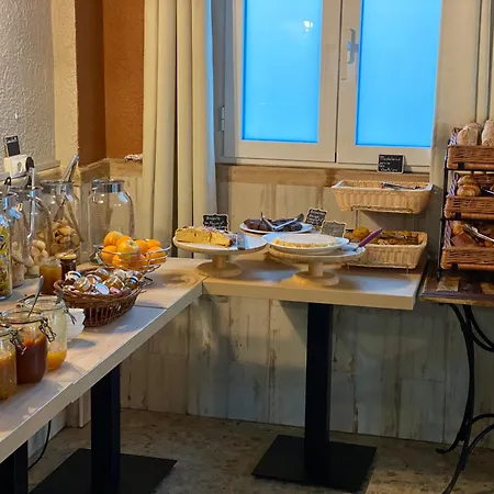 Le Grillon Hotel