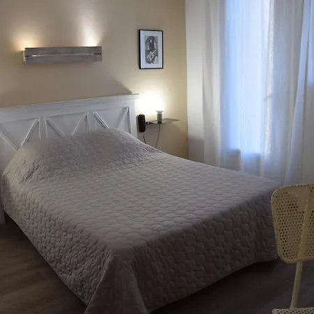 Le Grillon 2* LʼÎle-Rousse