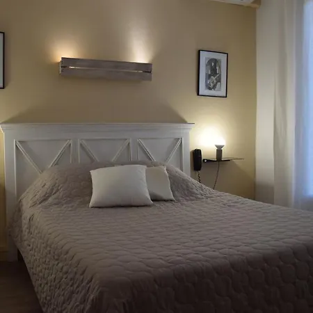 Hotel Le Grillon