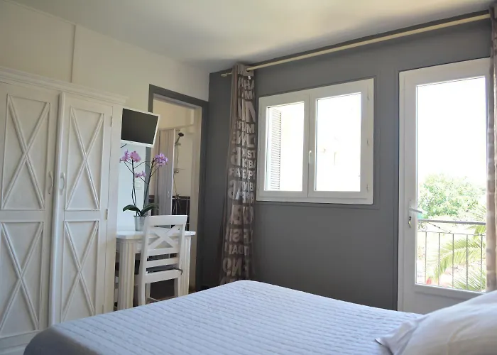 Le Grillon Hotel LʼÎle-Rousse